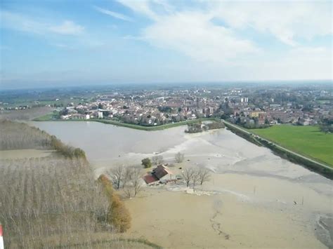 Piena Del Po Il Fiume Rompe Gli Argini Ed Esonda Nel Reggiano Case