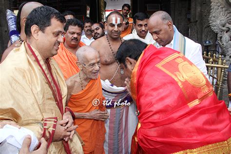 PEJAWAR SEER OFFERS PRAYERS IN TIRUMALA SHRINE తరమల సవమవరన