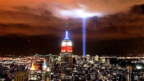 Tribute in Light shines in honor of September 11th victims; turned off briefly to help birds ...