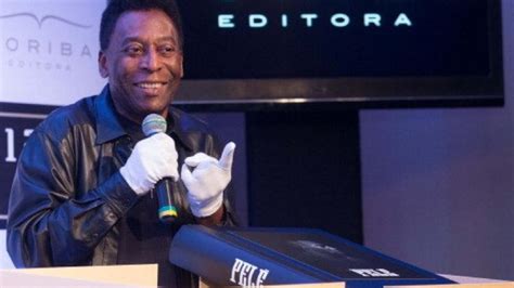 Foto Pele Luncurkan Buku Raksasa Seberat 15 Kg Seharga Rp18 Juta