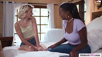 iLickedaGirl Una nena de ébano tijereando con su mejor amiga rubia XVIDEOS