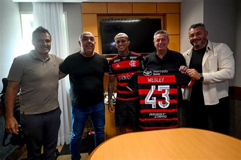 Flamengo renova contrato de lateral direito Wesley até final de 2028