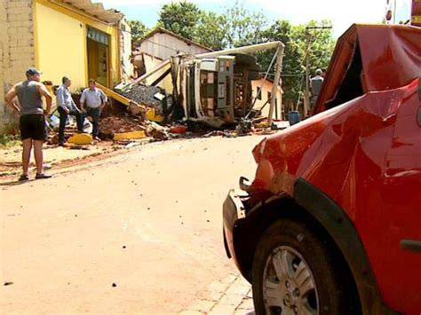 G Caminh O Perde Freio Bate Em Carro E Atinge Casa Na Entrada De