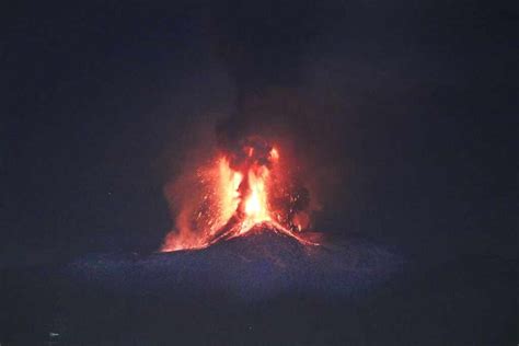 Etna In Eruzione Fontana Di Lava E Una Nube Di Cenere Alta Quasi