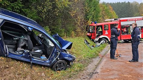 Schwerer Verkehrsunfall Feuerwehrauto Verunfallt Auf Einsatzfahrt Bei