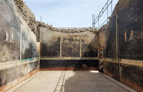 Nel Salone Nero Di Pompei Con Elena Paride Cassandra E Apollo Il