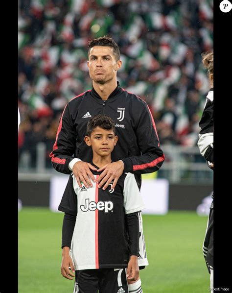 Cristiano Ronaldo Pose Torse Nu Avec Son Fils Cristiano Jr Presque