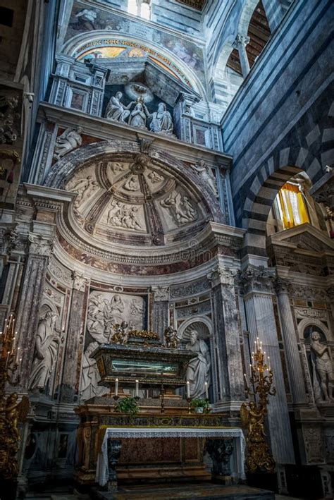 Altare Della Tomba Del Santo Patrono Di Pisa Nella Cattedrale Di Piazza