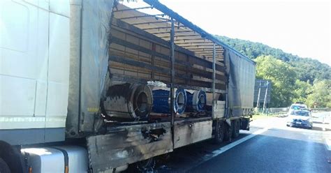 Camion A Fuoco Autostrada In Tilt Per Mezz Ora