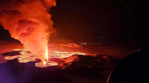 Iceland Volcano Erupts Again Molten Rocks Spew From Fissures Share Performance Insight