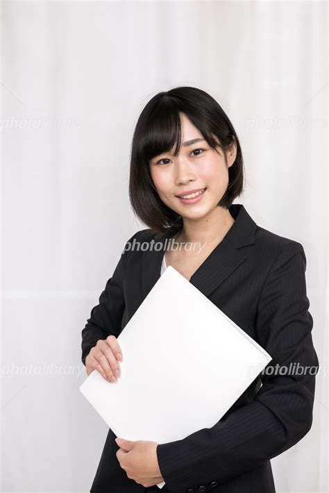 バインダーを持つスーツ姿の女性 写真素材 5117213 フォトライブラリー Photolibrary