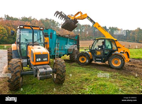 Jcb Agri Agricultural Telescopic Handler Loading Manure Spreader