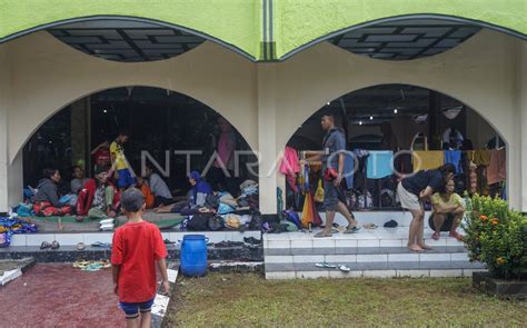 WARGA TERDAMPAK BANJIR MENGUNGSI DI MASJID ANTARA Foto