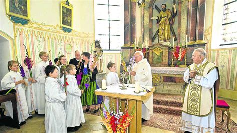 Gladiolen Zum Goldenen Priesterjubil Um Pfarrer M Slang Feierte In Etting