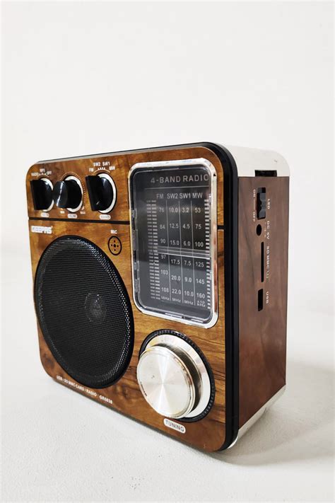 Vintage Style Radio Proppeduprentals