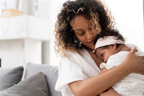 Femme Passant Du Temps Avec Sa Petite Fille Photo Gratuite