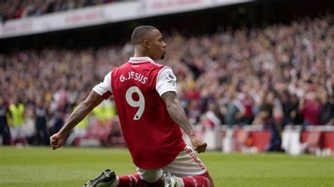 Arsenal Beat Ten Man Tottenham 3 1 To Stay Atop Premier League Table