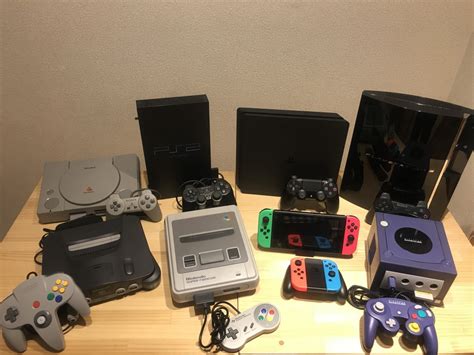 平成に発売された歴代のゲーム機など、会場では懐かしグッズの展示も ひなた宮崎経済新聞