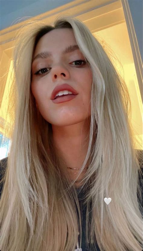 reneé rapp Blonde wife Renee Woman crush everyday