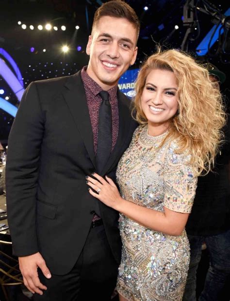 Tori Kelly Biography Age Husband Awards Parents Net Worth Facts