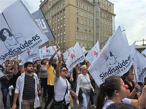 Trabalhadores da enfermagem realizam ato em Porto Alegre pelo Saúde