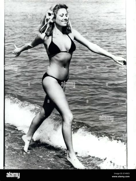 6 Hot Sexy Neel Ronholt Bikini Pics