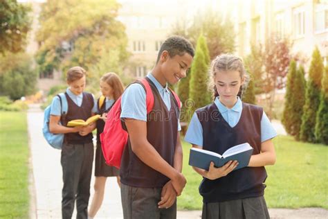 Étudiants Adolescents Dans L uniforme Scolaire élégant Image stock