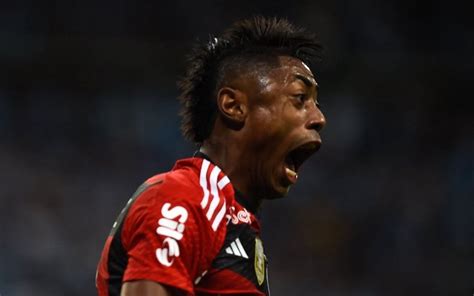 Flamengo renova Bruno Henrique por três anos Lance