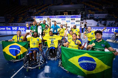 Tutora de Educação Física da UNIASSELVI é campeã do Mundial de Handebol