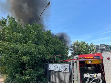 Požar na Voždovcu Gust crni dim se nadvio nad naseljem Stepa