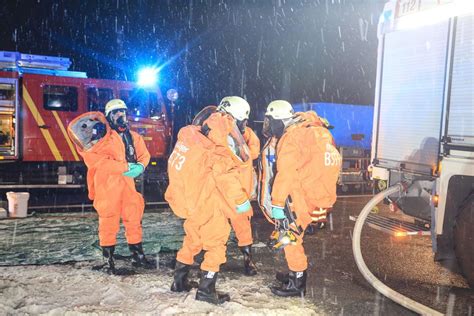 Feuerwehr Gro Einsatz Auf A Gefahrenstoffe Entz Nden Sich W Hrend