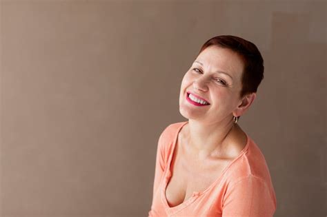 Femme Mature Souriante La Cam Ra Photo Gratuite