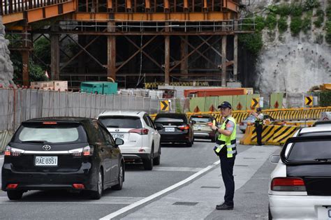 連假花蓮湧觀光返鄉人潮 警盲彎疏導車流暢通 一零一傳媒