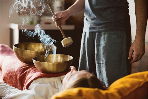 Ta As Tibetanas Fuma A Em Terapia De Som No Centro De Spa Foto