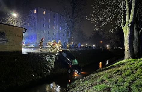 Samochód wpadł do zbiornika wodnego Nie żyje 34 latka