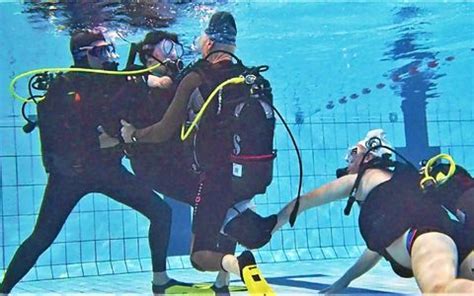 Guingamp Pour Laura T Trapl Gique La Plong E En Piscine Une