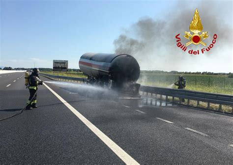 Latisana Incendio Un Camion Di Gpl Chiusa L A E Case Evacuate