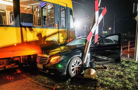 Unfall In Leinfelden Echterdingen Auto St T Mit Stadtbahn Zusammen