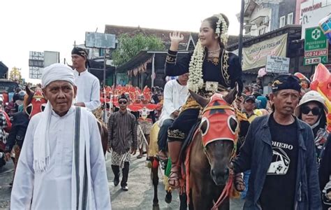 Kirab Figur Nyai Pandansari Tradisi Syawalan Di Boja Kendal Halo