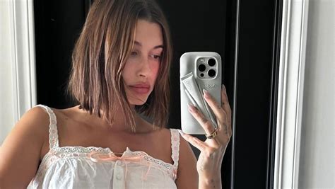 Gloss Em Capinha De Celular Hailey Bieber Refor A Tend Ncia De