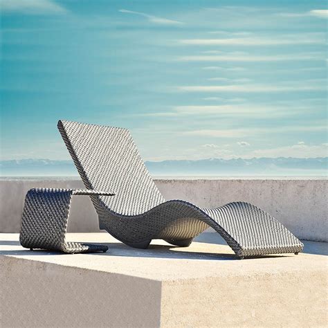 pool lounge chairs - Home & Design Magazine Home Design & Interior Design