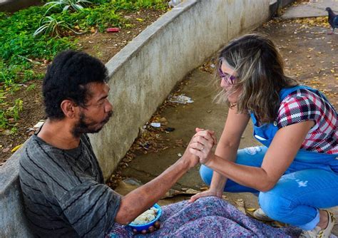 Grupo Ajude O Pr Ximo Promove A Es Para Alimentar Moradores De Rua Em