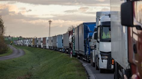 Блокування кордону у ДПСУ розповіли скільки вантажівок перебуває в чергах у Польщі