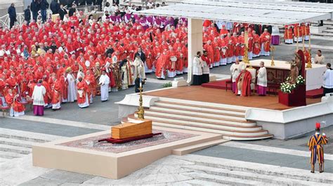 El adiós a Benedicto XVI El Papa Padre en tus manos encomendamos su