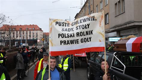 Rolnicy Chc Zablokowa Centrum Dystrybucyjne Biedronki Uderza W Nas