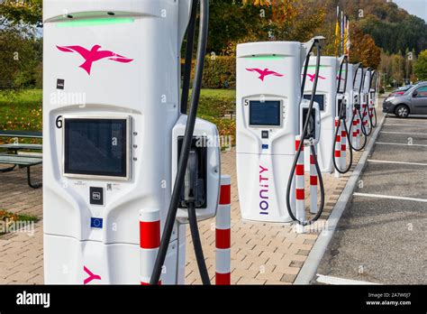 Laden Von Elektrofahrzeugen Stockfotos Und Bilder Kaufen Alamy