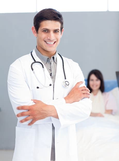 Retrato De Un Doctor Sonriente Foto Premium