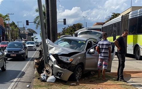 Motorista sofre mal súbito e bate carro em placa de trânsito na Avenida