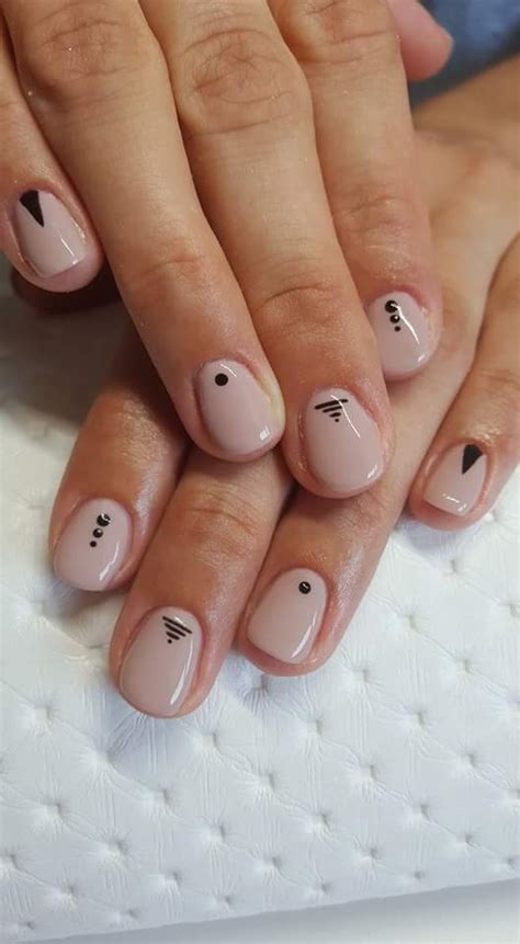 20 ideas de uñas minimalistas que puedes usar esta temporada