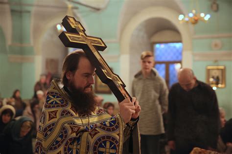 Крест с частицей Древа Креста Господня был изнесён на поклонение ...